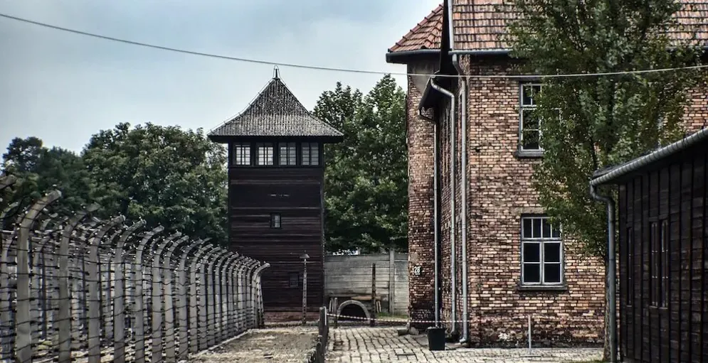 Torre de vigilancia y edificio en el Memorial de Auschwitz.
