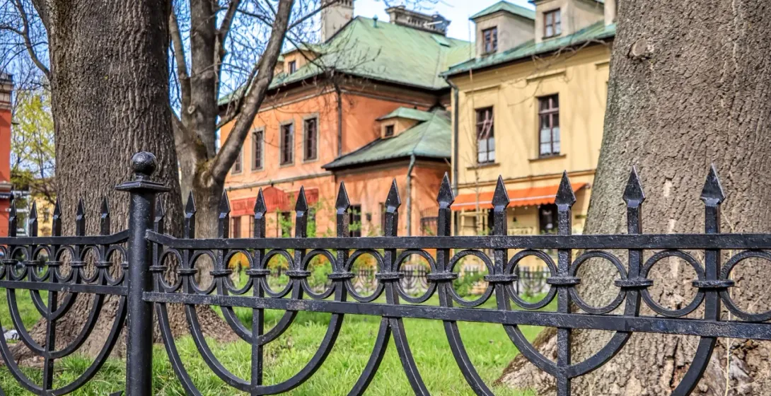Verzierter Zaun aus Schmiedeeisen mit Menora-Design im Krakauer Kazimierz-Viertel.