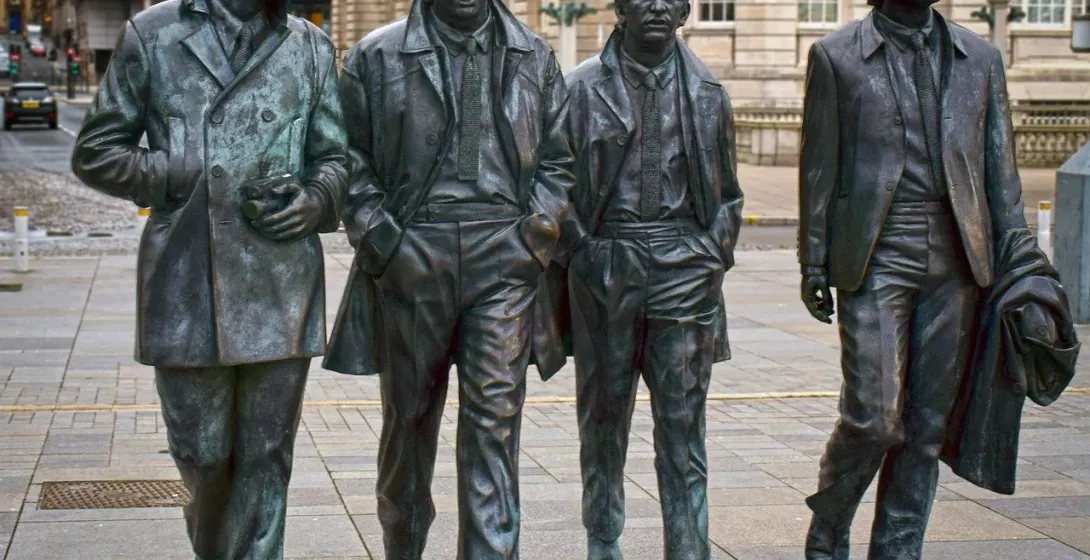 Brązowe posągi Beatlesów w Liverpoolu, Anglia.