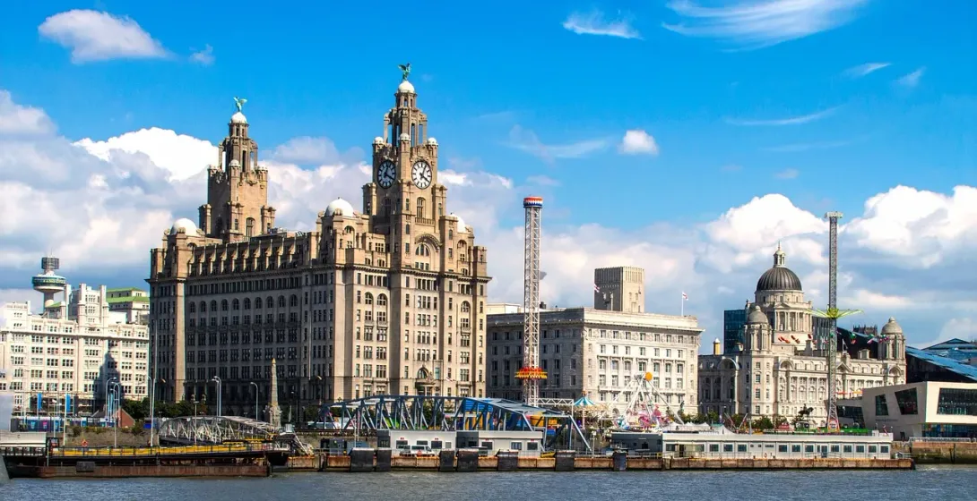 Oszałamiający widok na Royal Liver Building i nabrzeże w Liverpoolu.