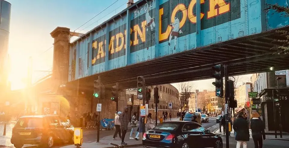 Sonnenuntergangsblick auf Camden Lock in London, England.