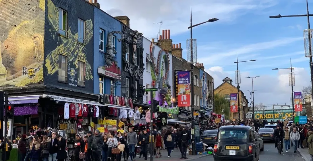 Der geschäftige Camden Market in London, England, mit lebendiger Straßenkunst und verschiedenen Geschäften.
