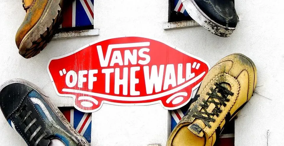 Riesige Schuhe schmücken ein Gebäude in London und schaffen eine lustige und einzigartige Straßenszene.