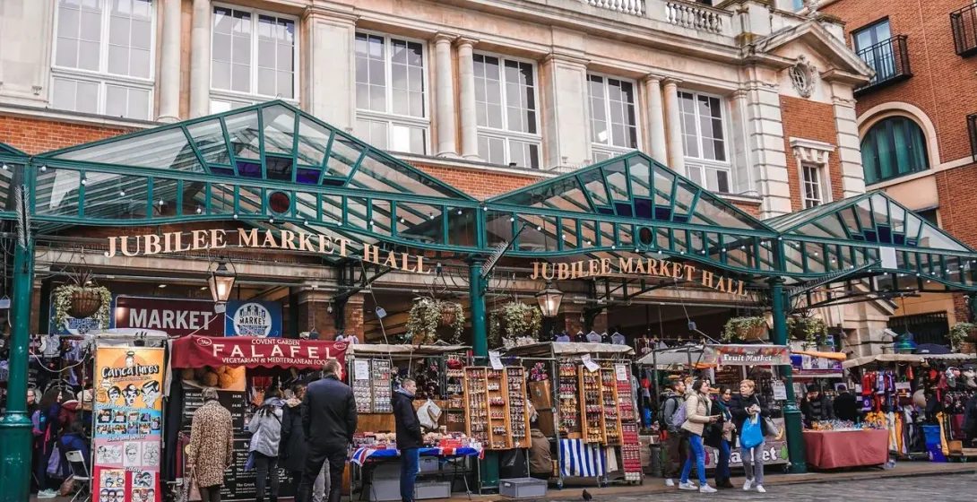 Jubilee Market Hall in London, England, voller Touristen und Verkäufer.