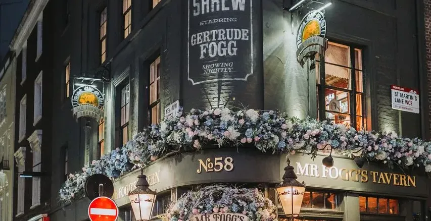 Mr. Foggs Tavern in London bei Nacht, wunderschön dekoriert.