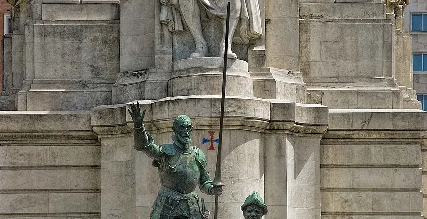 El magnífico Monumento a Cervantes en Madrid, con estatuas de Cervantes, Don Quijote y Sancho Panza.