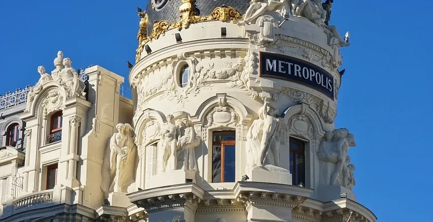 El icónico Edificio Metropolis en Madrid, España.