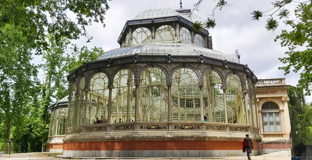 El impresionante Palacio de Cristal en el Parque del Retiro de Madrid.