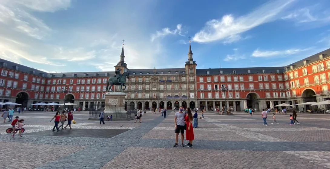 Plaza Mayor w Madrycie z turystami.
