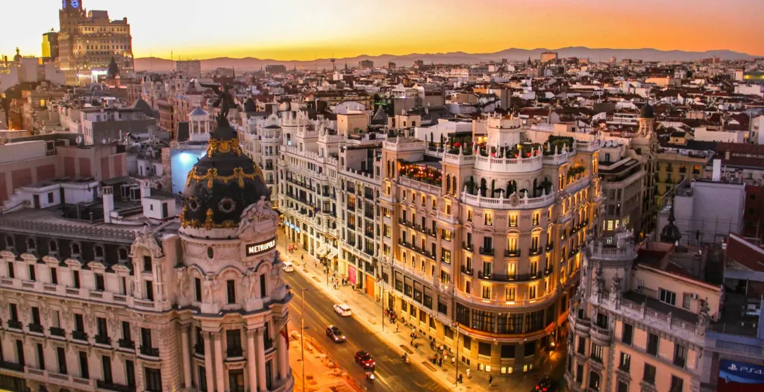 Impresionante vista del atardecer sobre el paisaje urbano de Madrid, mostrando una arquitectura icónica.