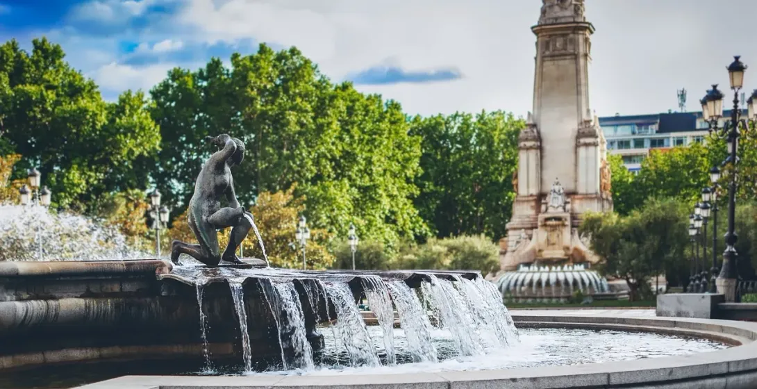 Sereno fuente en Madrid con una cautivadora escultura.