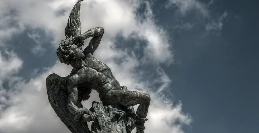 Impresionante estatua de bronce de un ángel caído en Madrid, España.