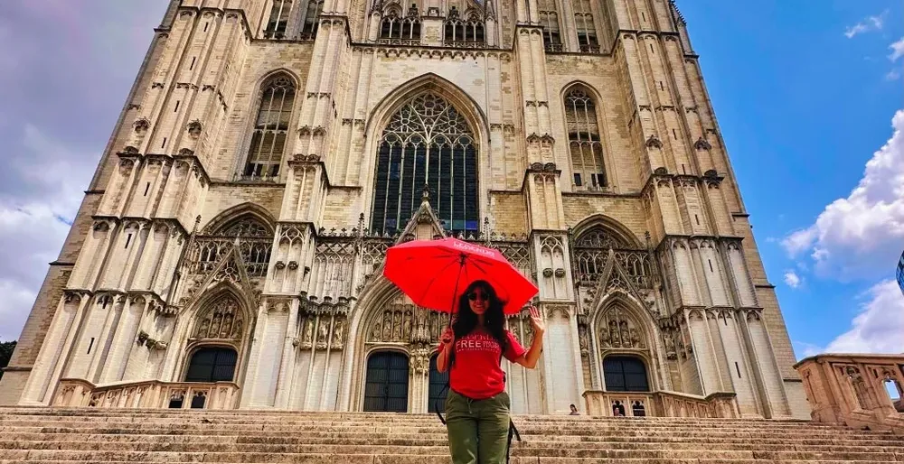 Turystka przy katedrze św. Rumbolda w Mechelen, Belgia.
