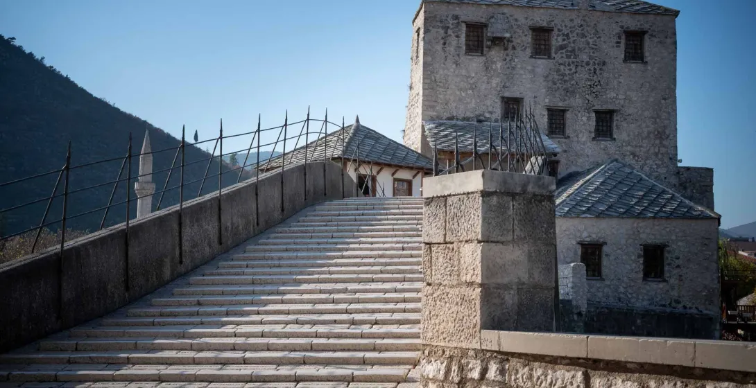 Steinerne Treppe zum historischen Mehmed Paša Sokolović-Brücke in Mostar.