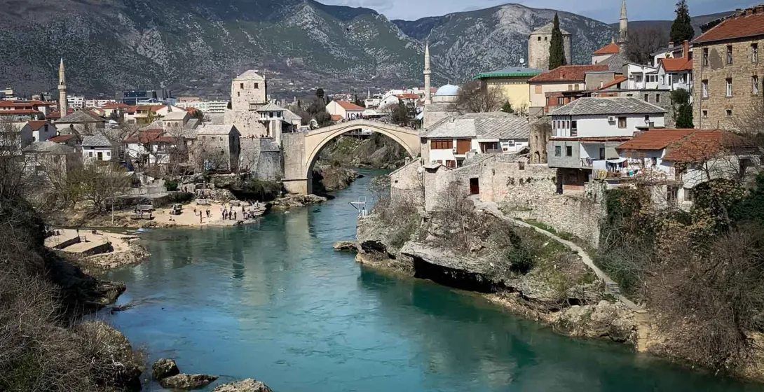 Atemberaubende Aussicht auf die Stari Most Brücke in Mostar, Bosnien und Herzegowina.