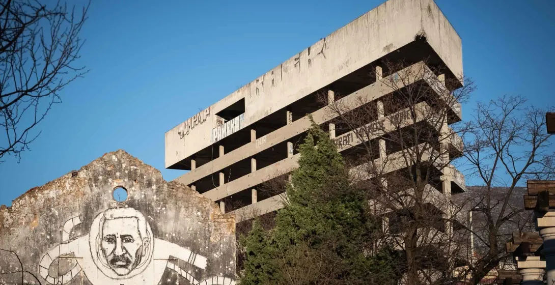 Ein beeindruckendes Wandgemälde eines Astronauten an einem zerstörten Gebäude in Mostar, Bosnien und Herzegowina.