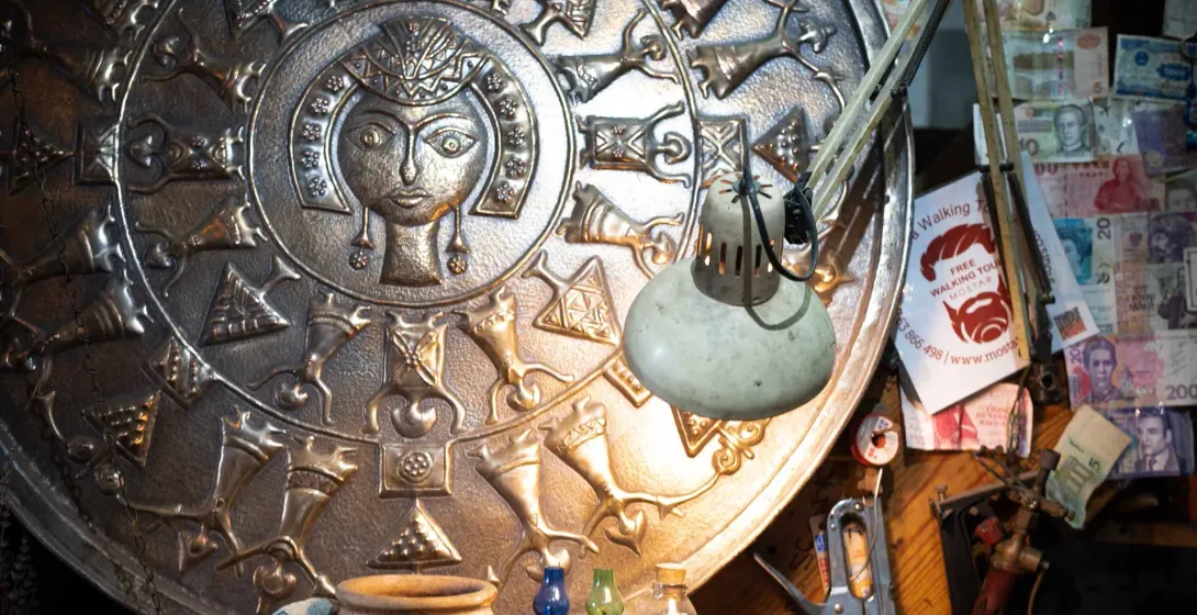 Intricate Metallplatte und Artefakte in Mostar, Bosnien und Herzegowina.