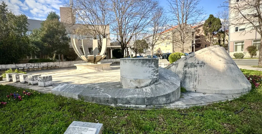 Steinmonument in einem Park in Mostar.