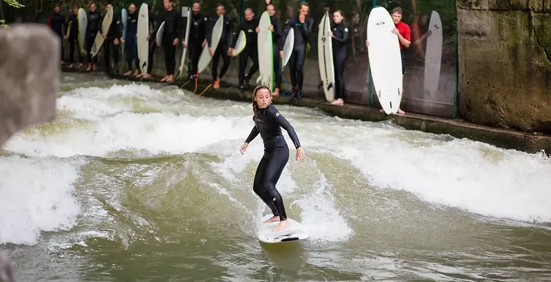 Surferka na fali na Eisbachu w Monachium.
