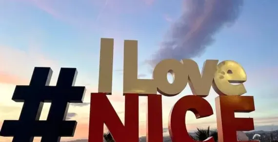 Ikona znak "I Love Nice" w Nicei, Francja, o zachodzie słońca.