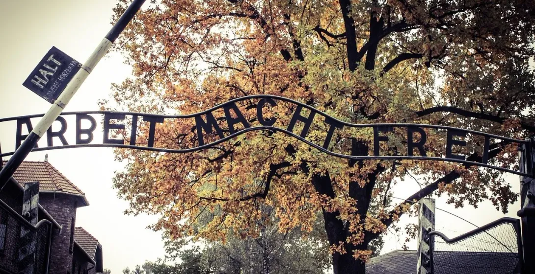 Puerta del Memorial de Auschwitz: "Arbeit Macht Frei"