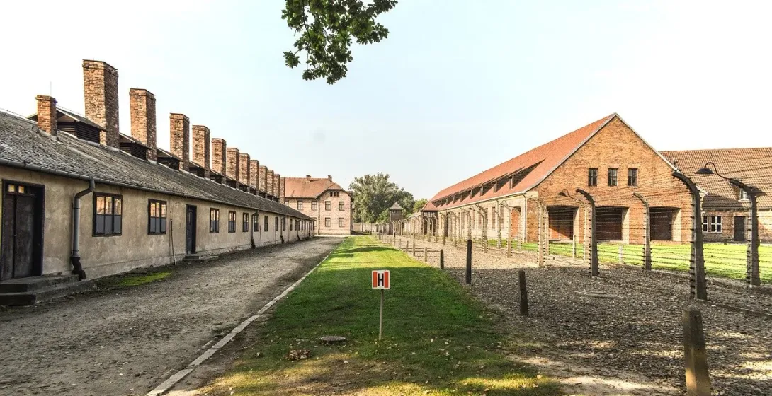 Museo Estatal de Auschwitz-Birkenau: Una vista sombría de los barracones y las vallas.