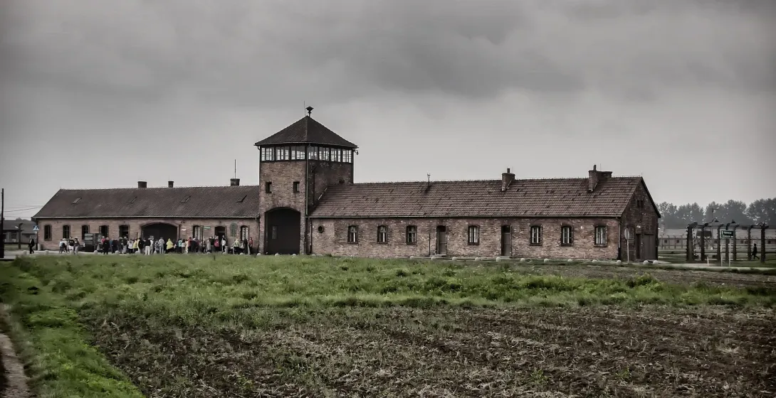 Un grupo de turistas en una visita guiada al Museo y Memorial de Auschwitz-Birkenau.