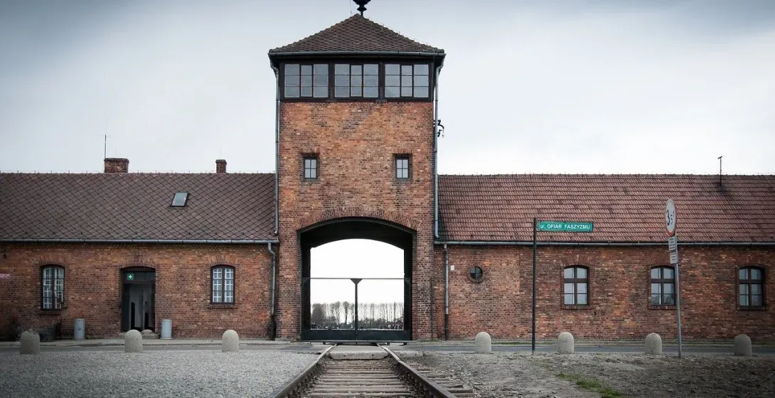 La puerta y las vías del tren del Memorial de Auschwitz.
