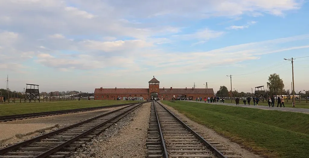 Un grupo de turistas con guía en el Memorial y Museo Auschwitz-Birkenau.