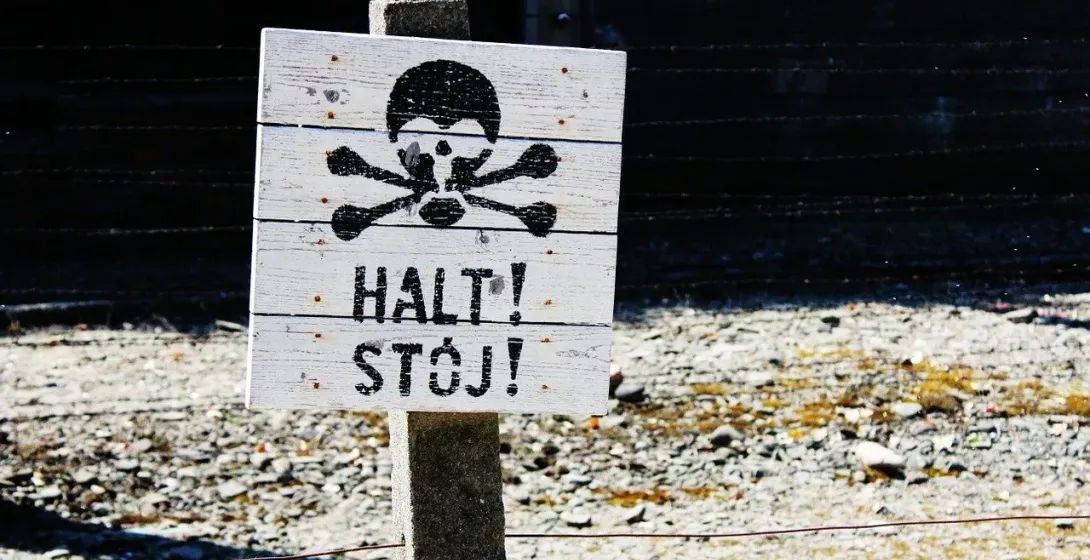 Un cartel con una calavera y huesos cruzados en el Memorial de Auschwitz.