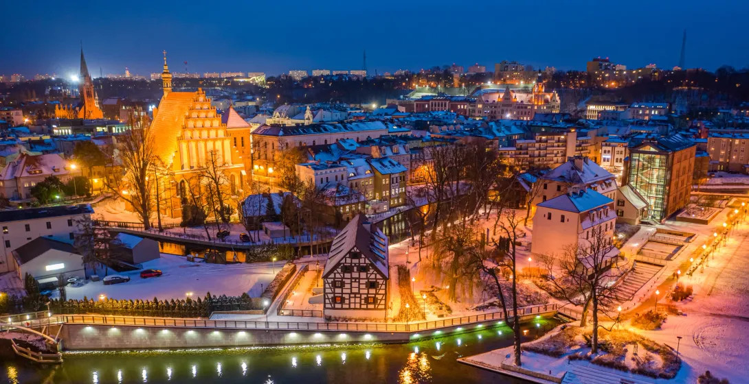 Encantadora vista nocturna de Ostróda, Polonia en invierno.