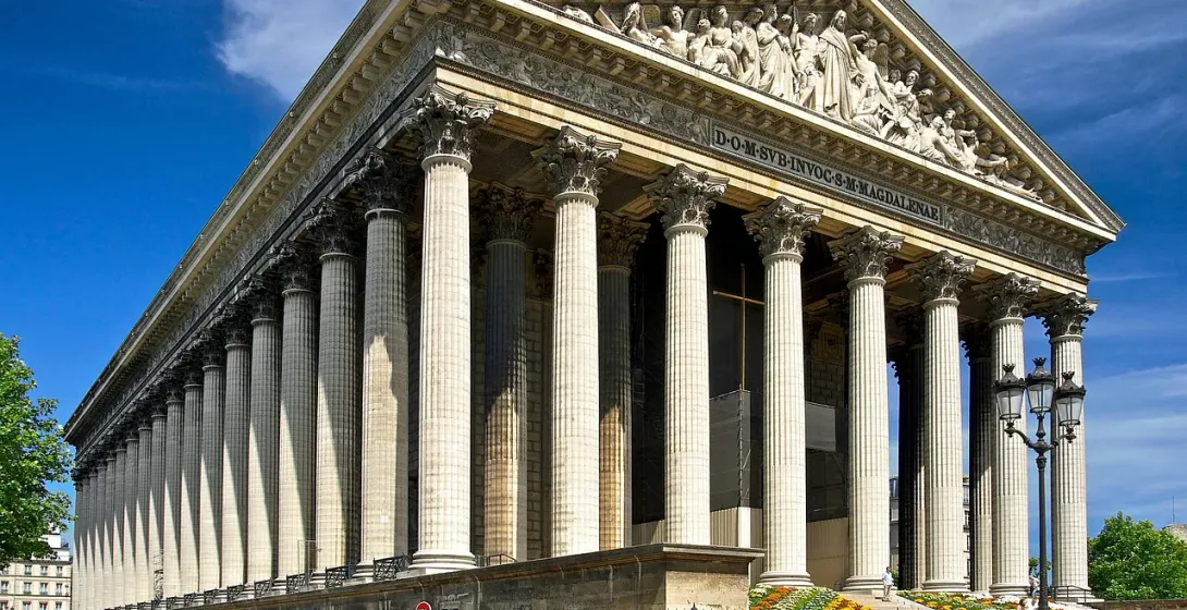 La majestuosa Iglesia de la Madeleine en París, Francia.