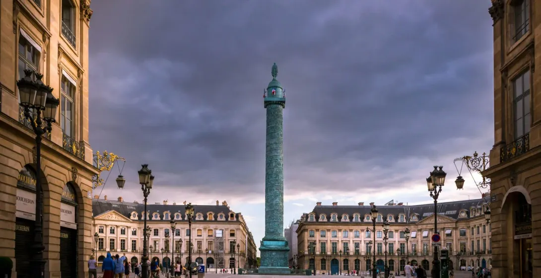 La majestuosa Columna Vendôme en la Place Vendôme, París.