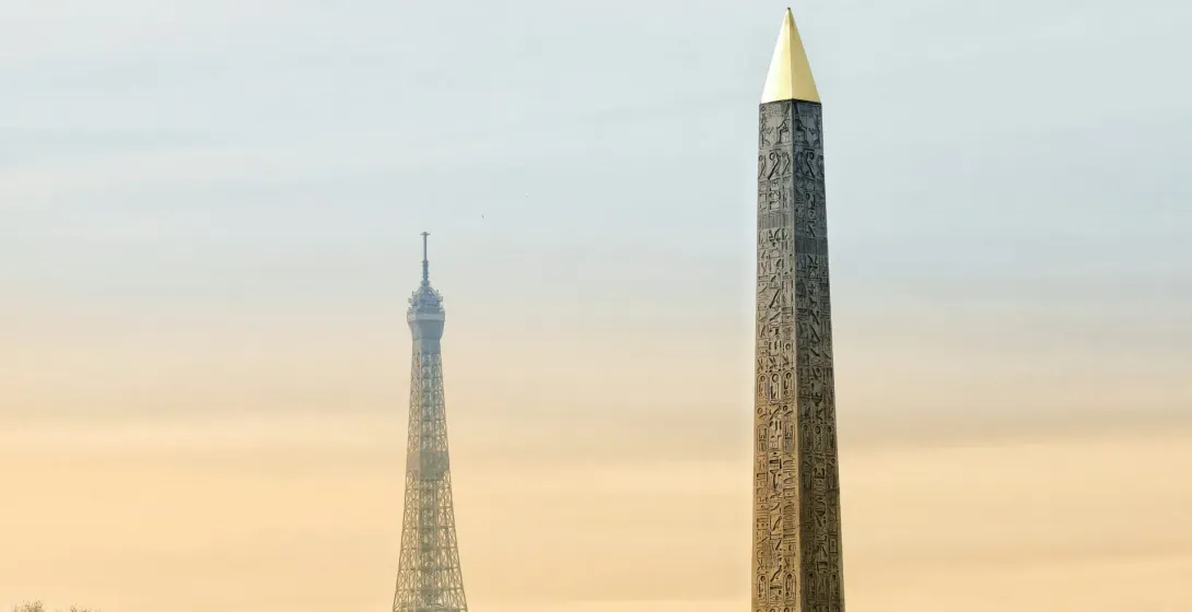 La Torre Eiffel y el Obelisco de Luxor en París, Francia.