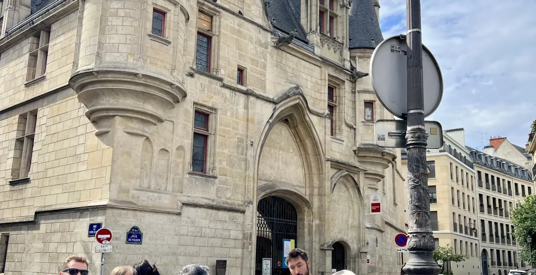 Eine geführte Tourgruppe in Paris, Frankreich, bewundert das Hôtel de Sens.