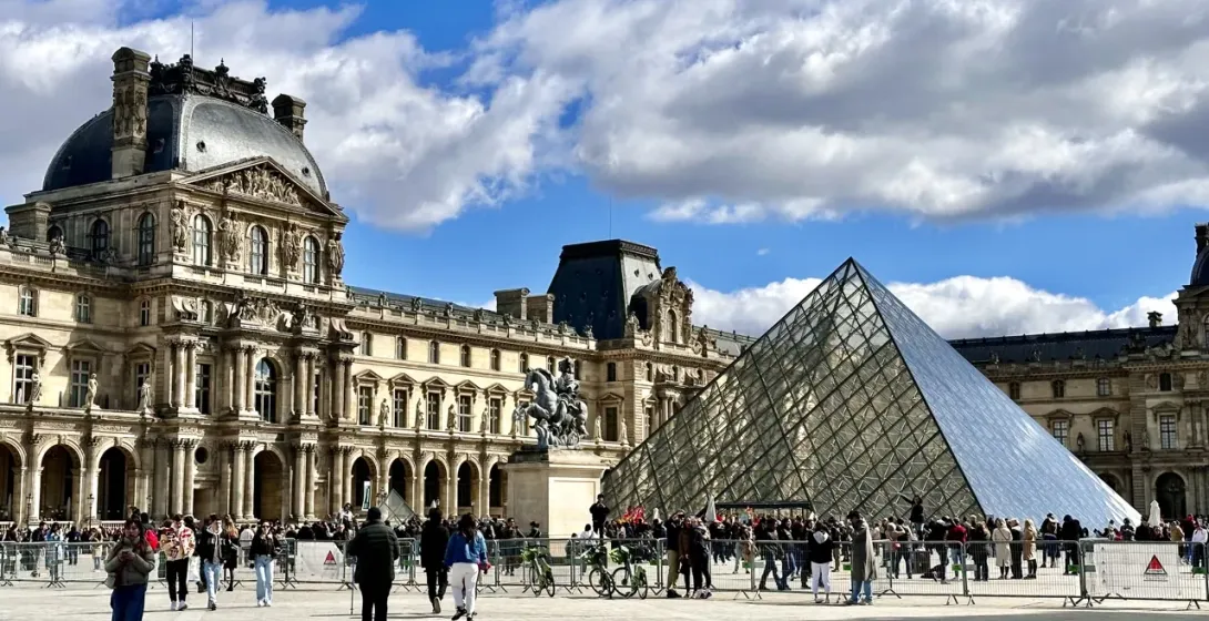 Touristen besuchen das Louvre-Museum in Paris, Frankreich.