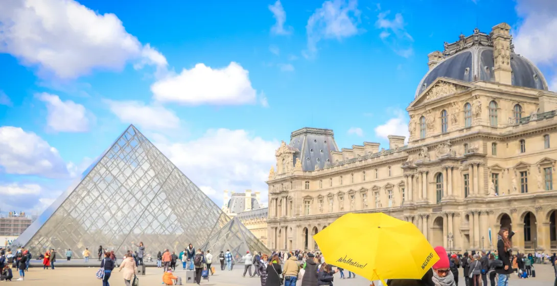 Turistas en una excursión Walkative! en el Museo del Louvre en París.