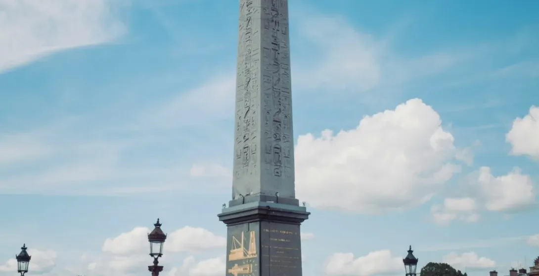 El majestuoso Obelisco de Luxor en la Plaza de la Concordia de París.