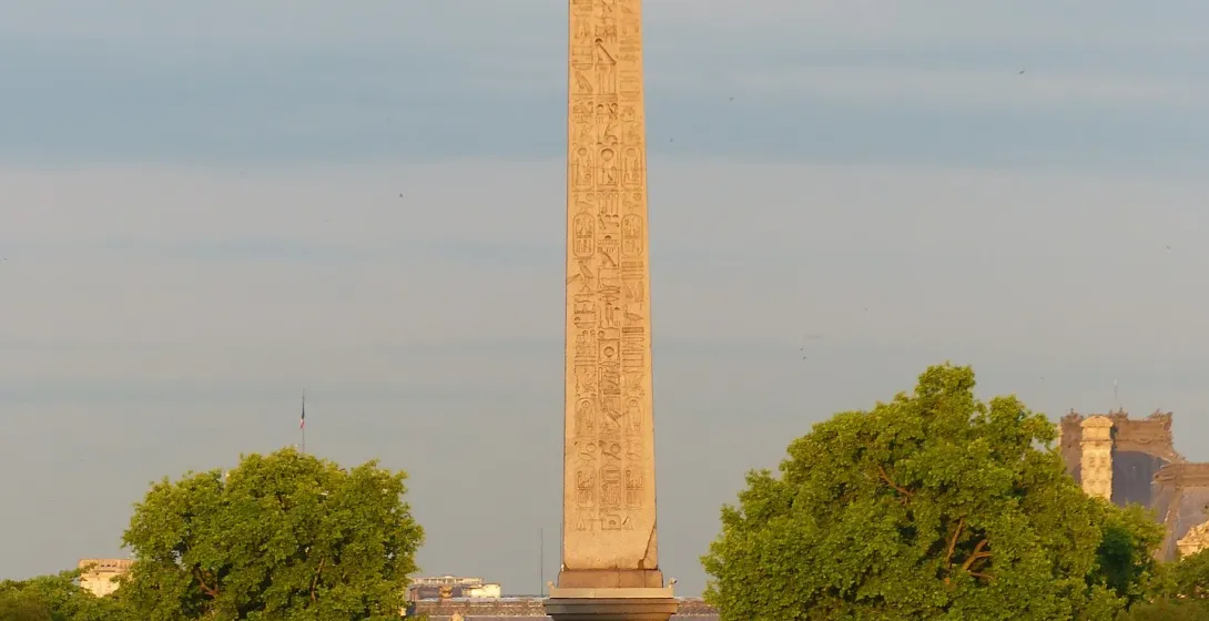 El Obelisco de Luxor en París, Francia, se alza sobre el tráfico de la ciudad.