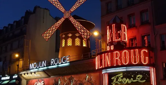 Das strahlende Moulin Rouge in Paris bei Nacht.