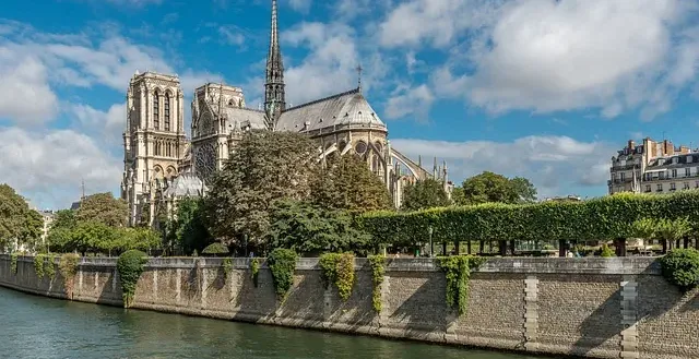 Impresionante vista de la Catedral de Notre Dame en París, Francia.