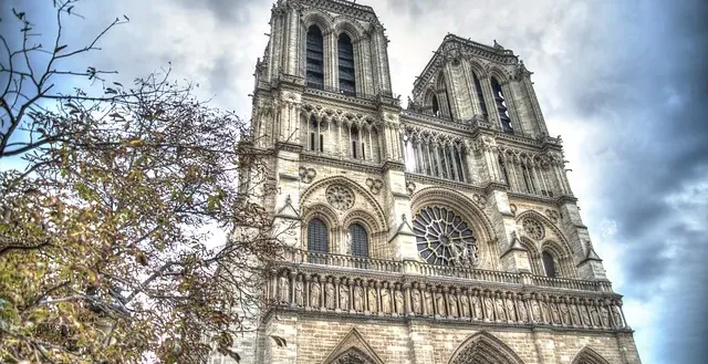 La majestuosa Catedral de Notre Dame en París, Francia.