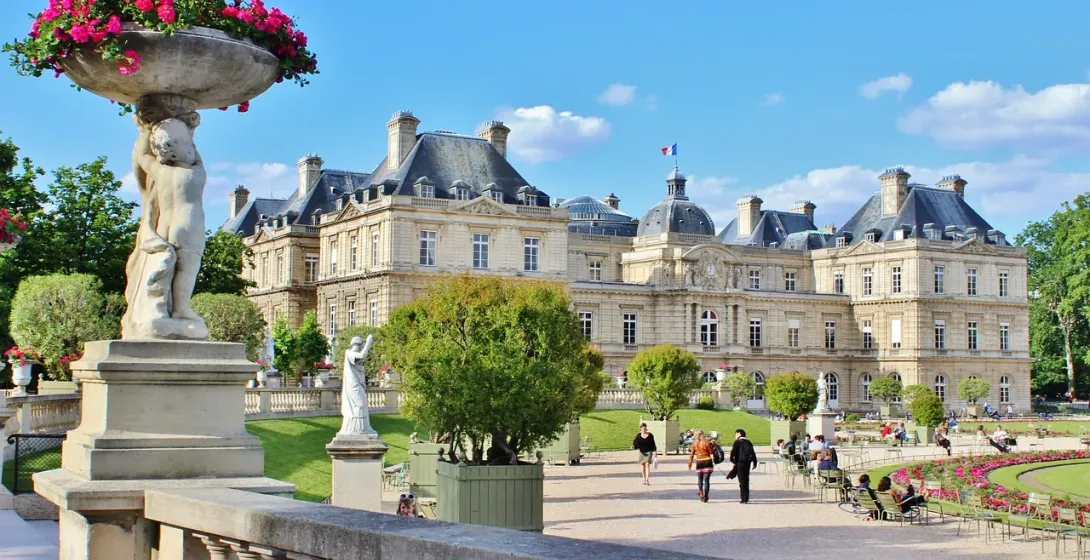 Impresionante vista del Palacio de Luxemburgo y sus jardines en París.