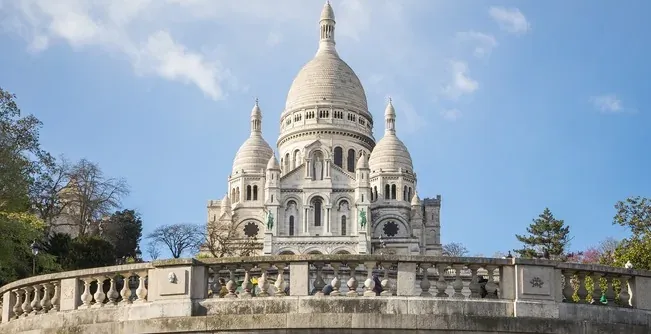 Atemberaubende Aussicht auf die Sacré-Cœur-Basilika in Paris.