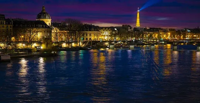 París por la noche: Torre Eiffel y Sena.