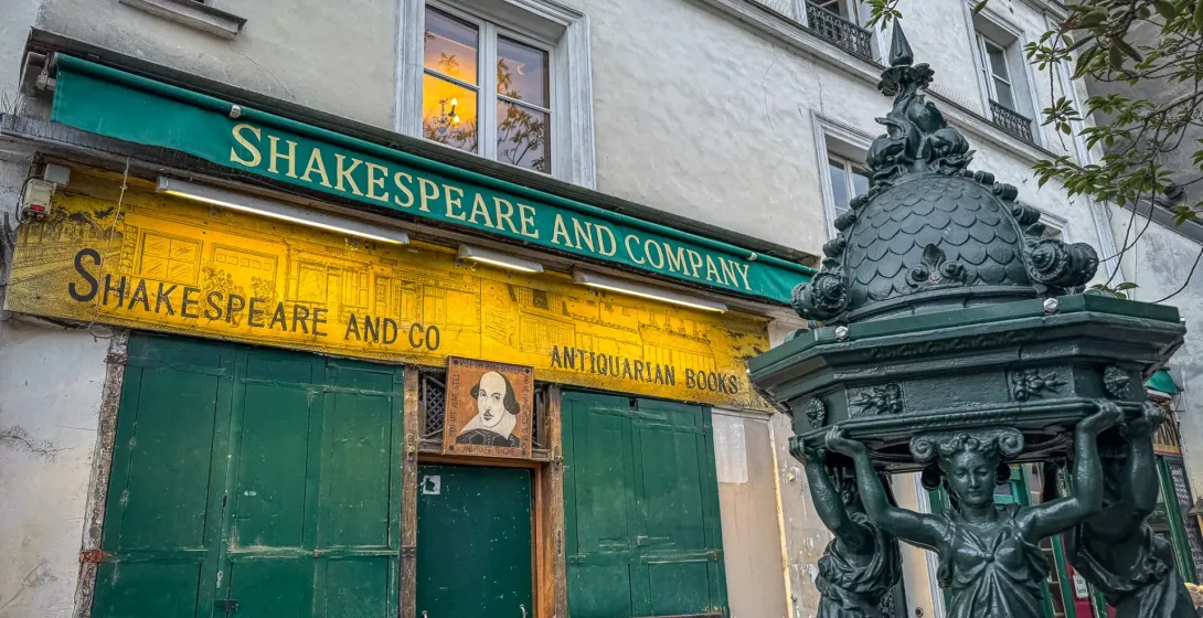 Librería Shakespeare and Company en París, con una encantadora fuente antigua.