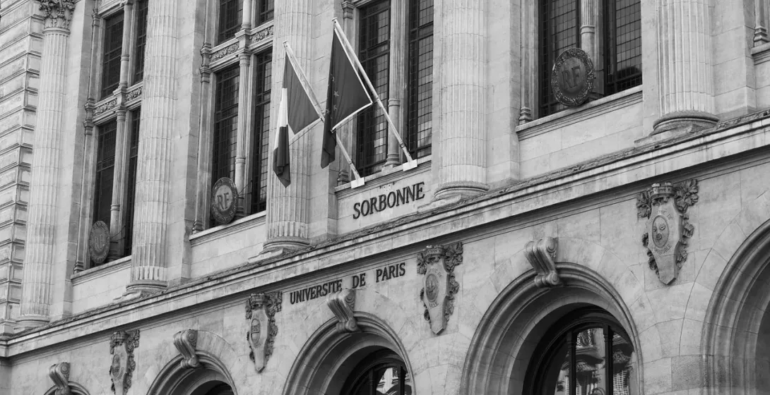 Foto en blanco y negro de la impresionante fachada de la Universidad de la Sorbona en París.