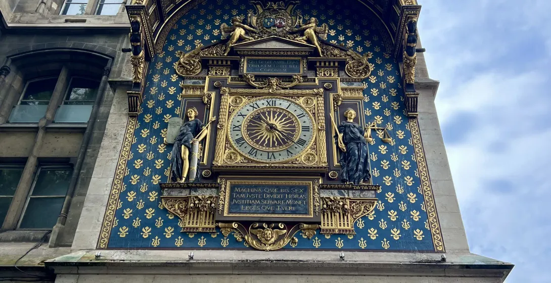 Außergewöhnliche astronomische Uhr an einer Gebäude-Fassade in Paris.