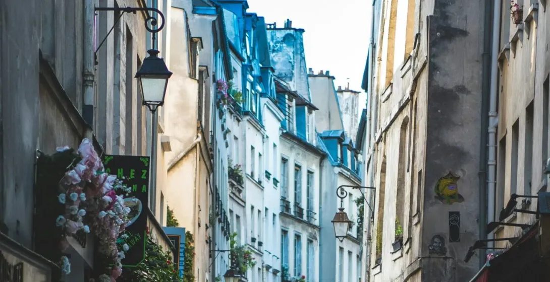 Eine charmante Pariser Gasse mit zwei Spaziergängern.