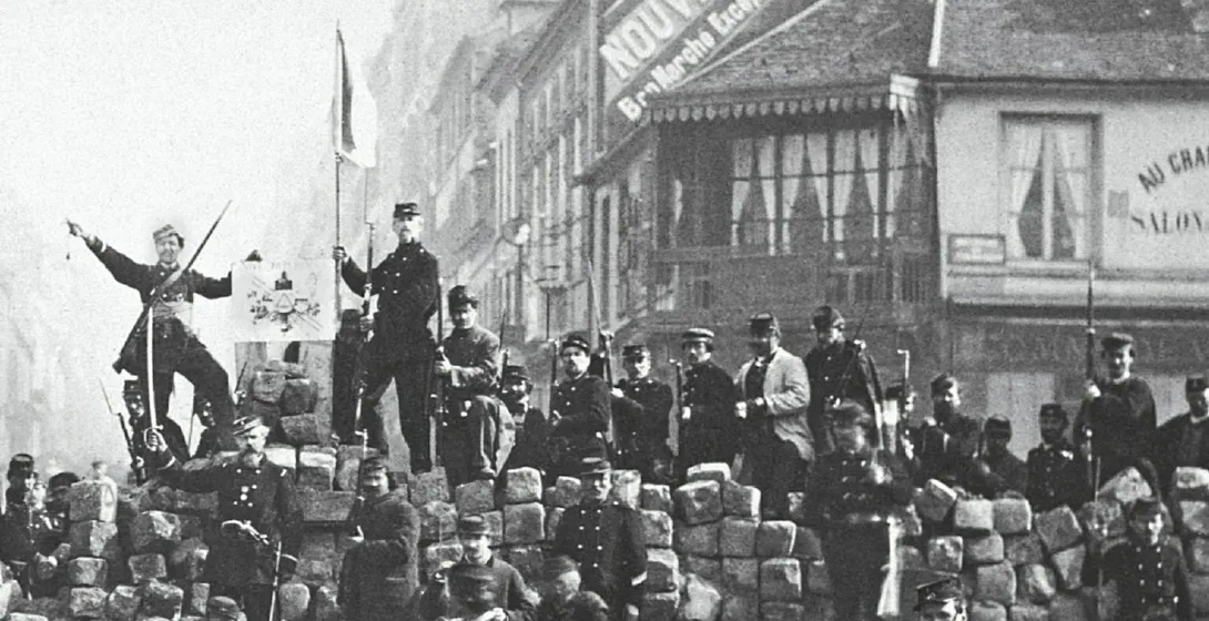 Foto histórica: Soldados en una barricada en París.
